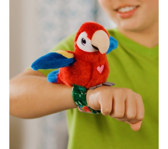 Плюшена птичка Happy Yappers Red Parrot с песнички и чуруликане Happy Yappers Интерактивно Пиле Red Parrot – плюшено папагалче, която повтаря думи и пее