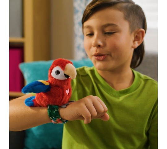 Плюшена птичка Happy Yappers Red Parrot с песнички и чуруликане Happy Yappers Интерактивно Пиле Red Parrot – плюшено папагалче, която повтаря думи и пее