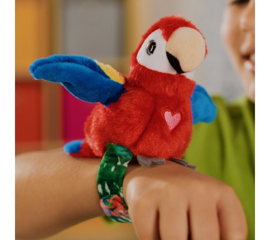 Плюшена птичка Happy Yappers Red Parrot с песнички и чуруликане Happy Yappers Интерактивно Пиле Red Parrot – плюшено папагалче, която повтаря думи и пее