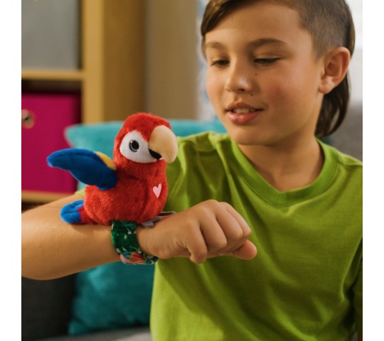 Плюшена птичка Happy Yappers Red Parrot с песнички и чуруликане Happy Yappers Интерактивно Пиле Red Parrot – плюшено папагалче, която повтаря думи и пее