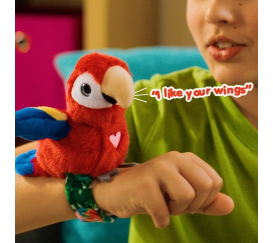 Плюшена птичка Happy Yappers Red Parrot с песнички и чуруликане Happy Yappers Интерактивно Пиле Red Parrot – плюшено папагалче, която повтаря думи и пее