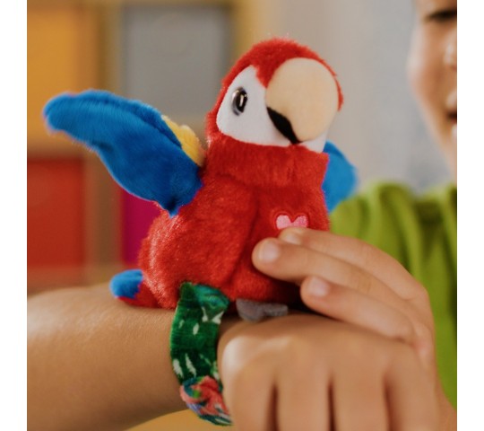 Плюшена птичка Happy Yappers Red Parrot с песнички и чуруликане Happy Yappers Интерактивно Пиле Red Parrot – плюшено папагалче, която повтаря думи и пее